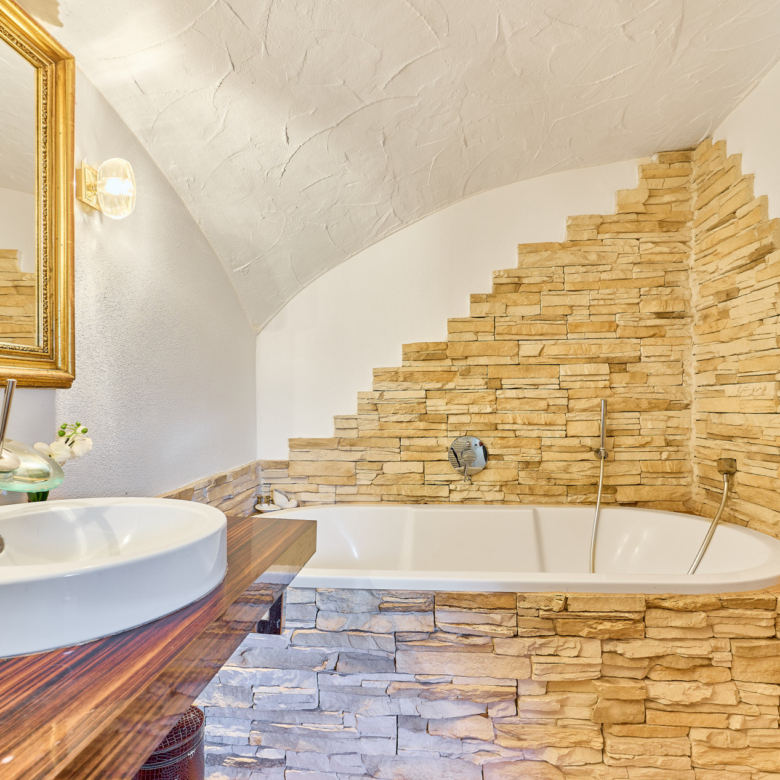 Pferdehof in Niederbayern inklusive Reithalle, schickem Landhaus und beheiztem Pool!