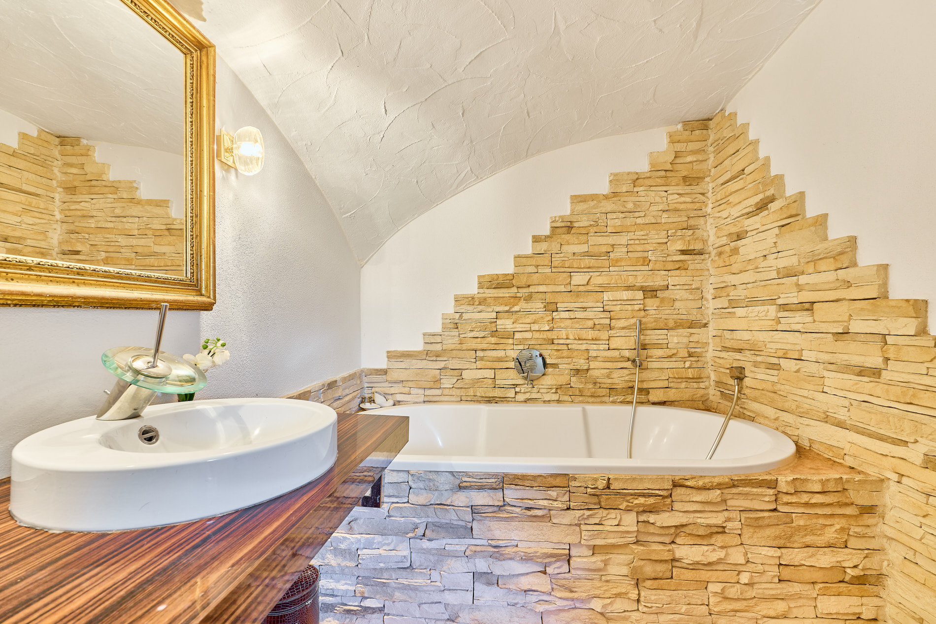 Pferdehof in Niederbayern inklusive Reithalle, schickem Landhaus und beheiztem Pool!
