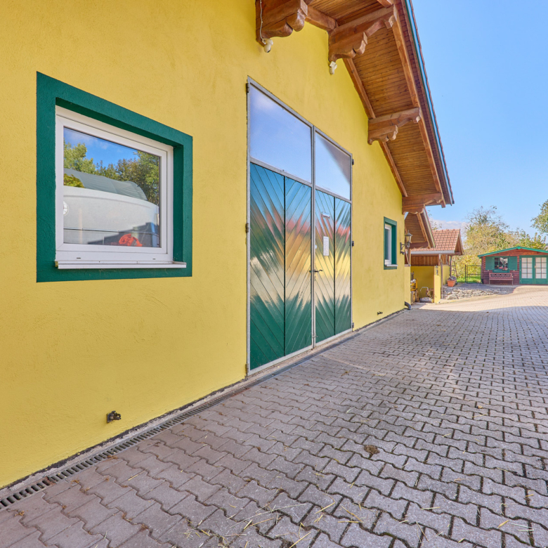 Pferdehof in Niederbayern inklusive Reithalle, schickem Landhaus und beheiztem Pool!