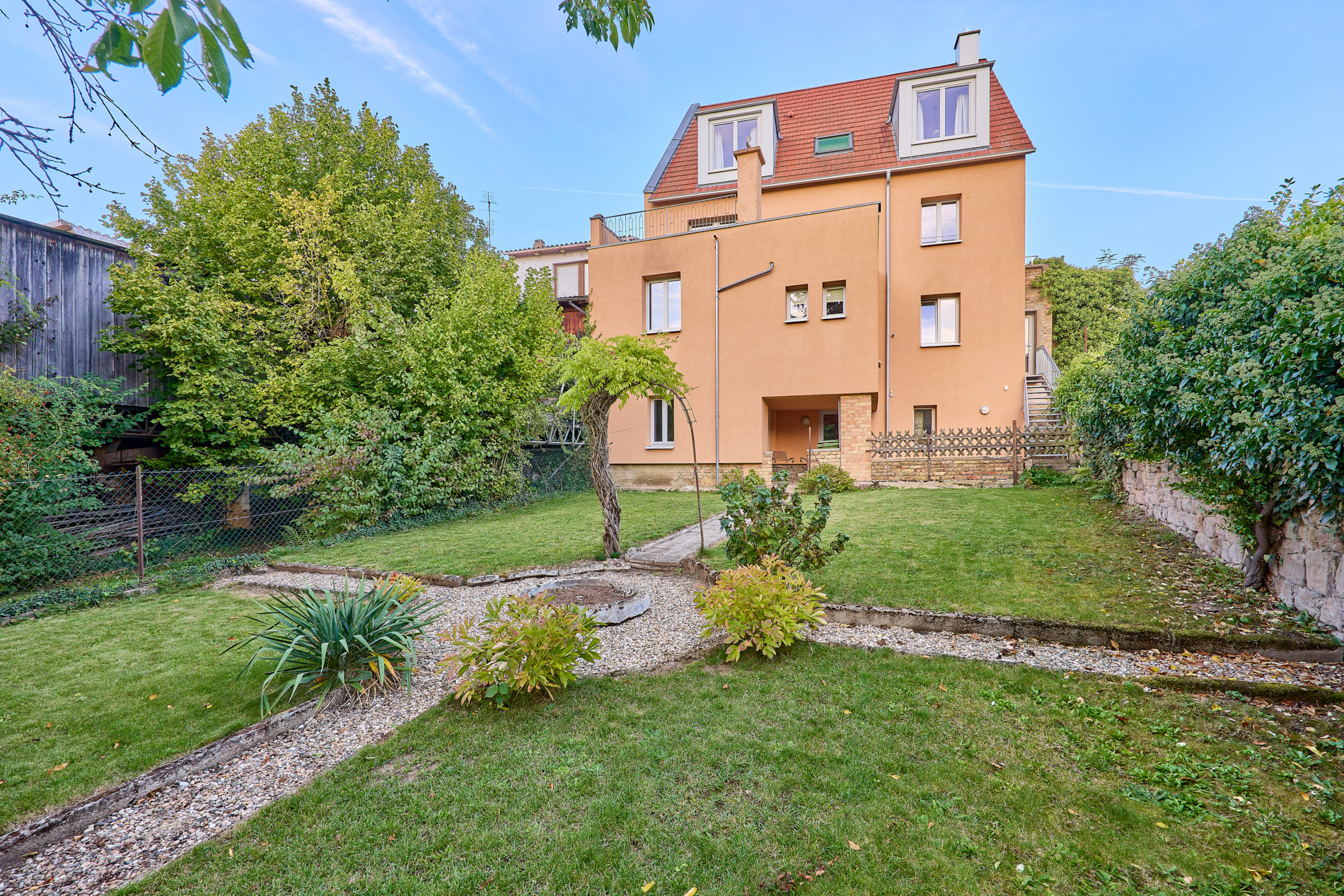 Schloss zu verkaufen in Rheinhessen mit eigener Reitanlage und Event-Location!