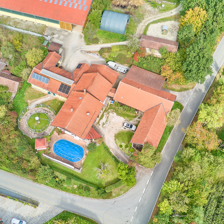 Pferdehof in Niederbayern inklusive Reithalle, schickem Landhaus und beheiztem Pool!