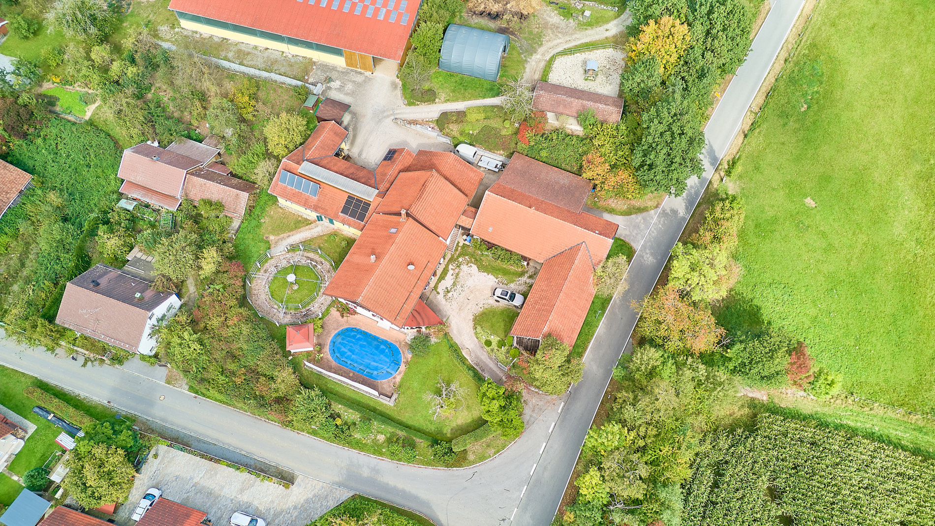 Pferdehof in Niederbayern inklusive Reithalle, schickem Landhaus und beheiztem Pool!