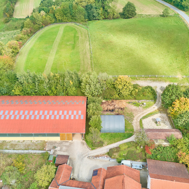 Pferdehof in Niederbayern inklusive Reithalle, schickem Landhaus und beheiztem Pool!