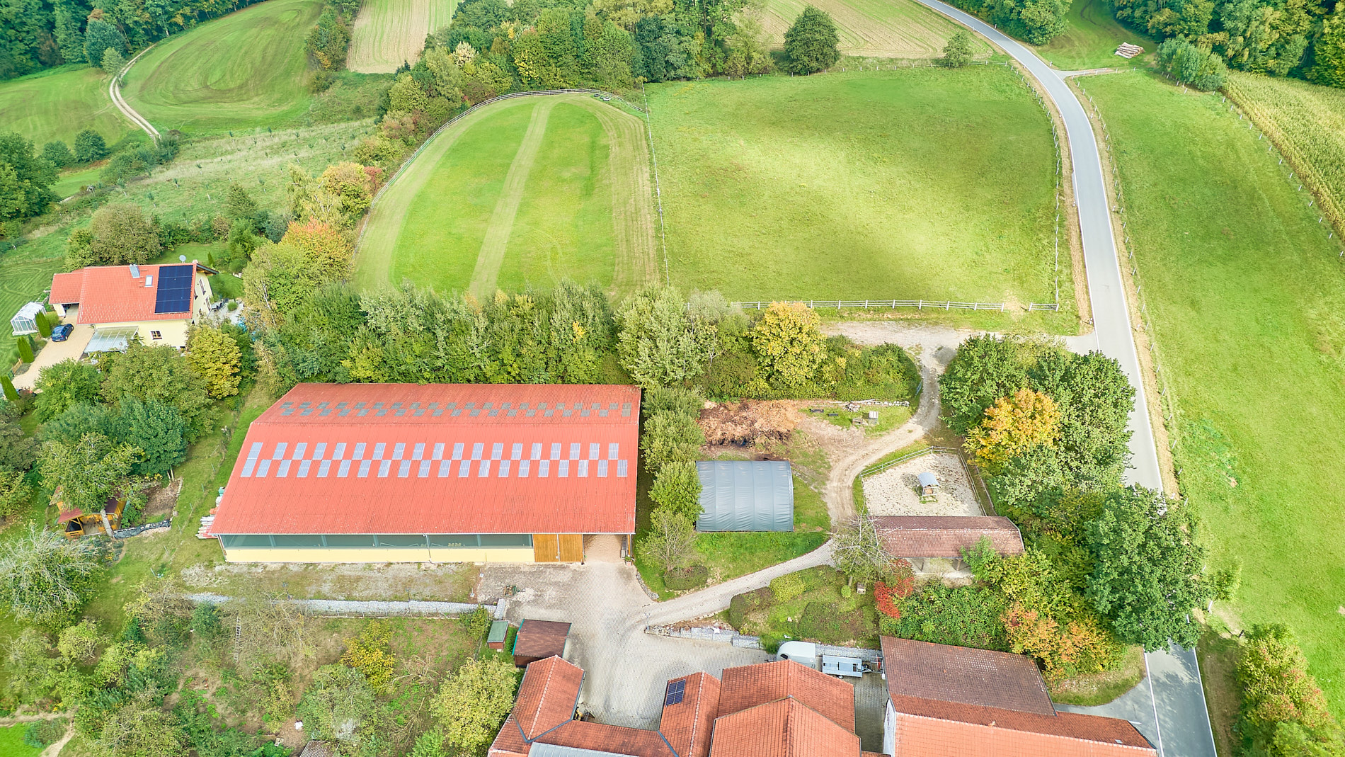 Pferdehof in Niederbayern inklusive Reithalle, schickem Landhaus und beheiztem Pool!