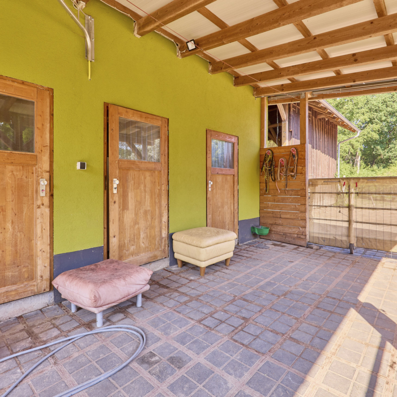 Pferdehof kaufen in Enkenbach-Alsenborn – mit neuwertigem Wohnhaus in idyllischer Lage & Platz zur privaten Pferdehaltung!